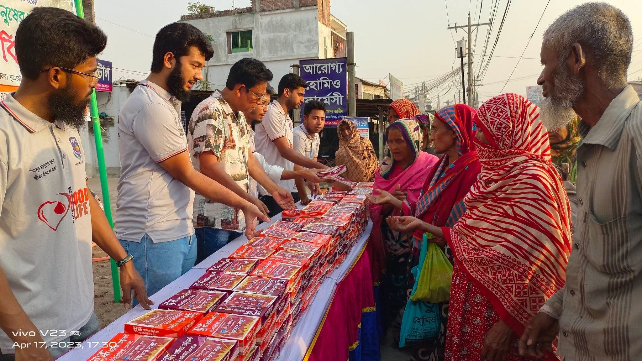 পত্নীতলায় নজিপুর  ফ্রেন্ডস ক্লাবের উদ্যোগে দুস্থ ও অসহায় মানুষের মাঝে ইফতার বিতরণ